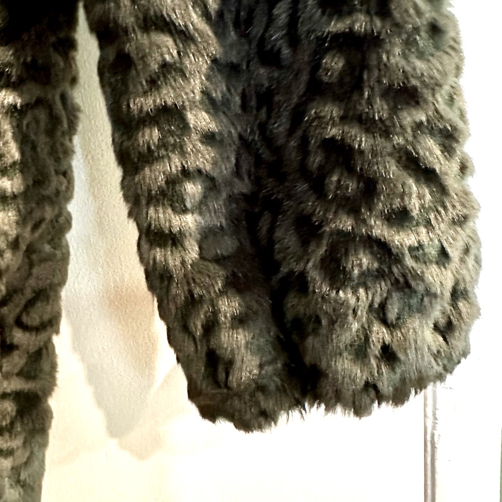 LIKE NEW Jones New York faux fur jacket with hoodie & pockets in dark blue/green - Picture 4 of 5